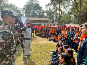 सैन्य सामग्री प्रदर्शनीमा विद्यार्थीको चाख